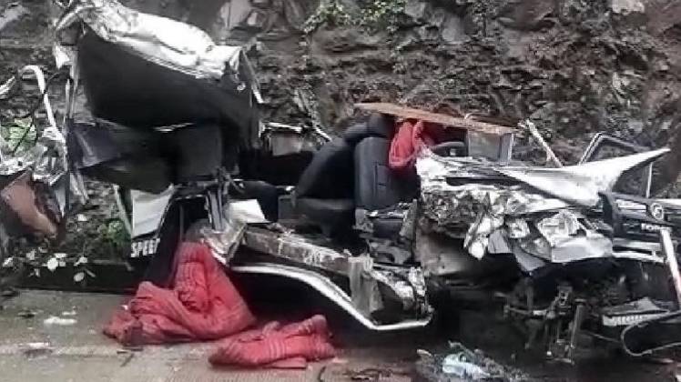 कार के उड़े परखच्चे (फोटो-ANI)