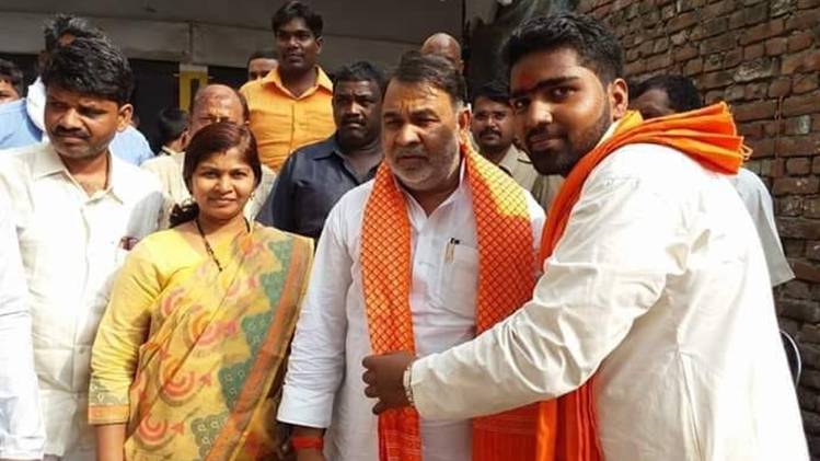 बृजकिशोर बिंद (फाइल फोटो, बीच में)