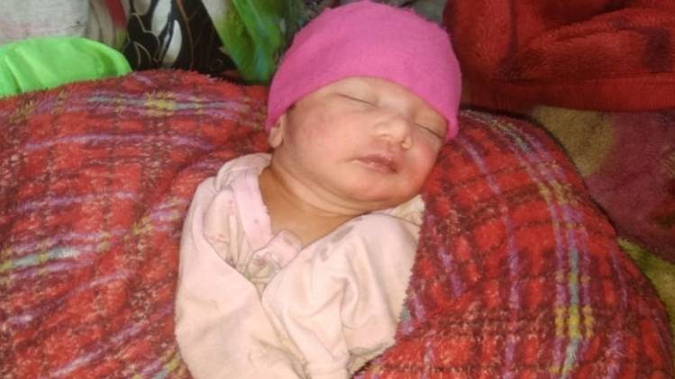 बाइक पर जन्म लेने वाली बच्ची की तस्वीर