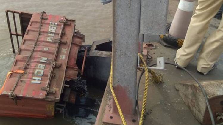 पानी में जा गिरा ट्रक