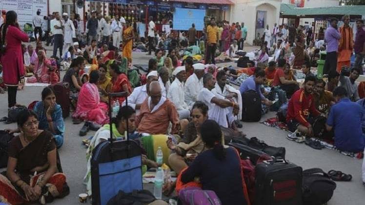 कश्मीर से निकलने लगे हैं यात्री (फाइल फोटो)