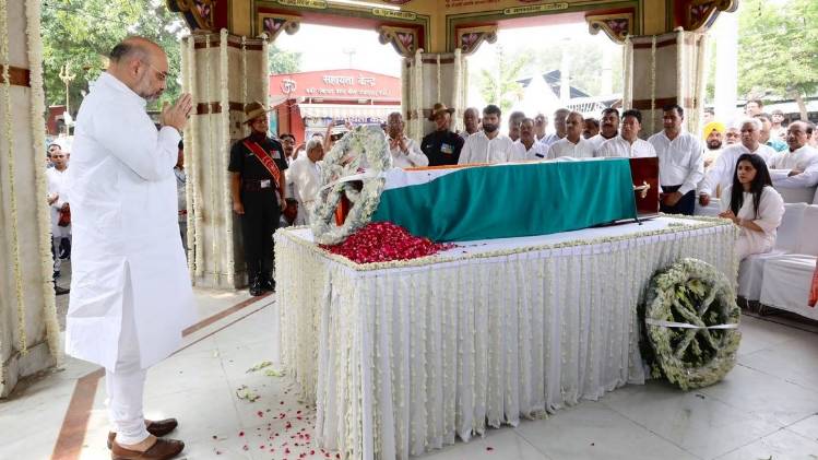 अरुण जेटली के अंतिम दर्शन करते गृह मंत्री अमित शाह 