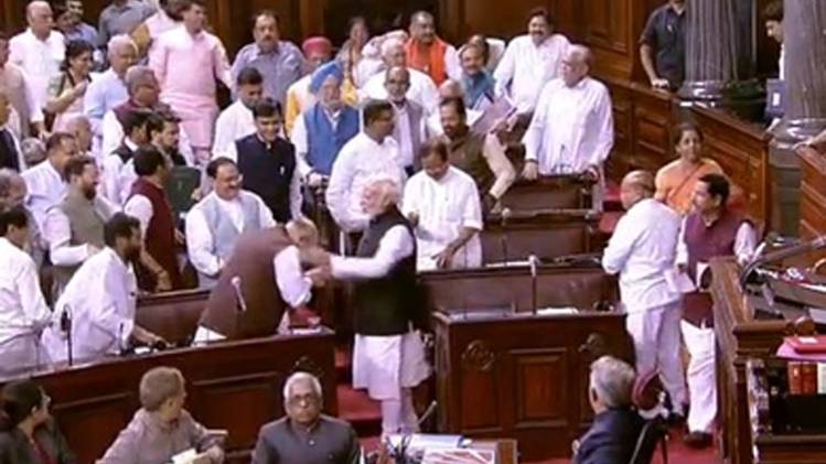 पीएम मोदी ने अमित शाह की पीठ थपथपाई (RSTV)