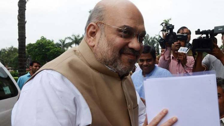 संसद के बाहर पत्रकारों का अभिवादन करते अमित शाह (फोटो-एएनआई)