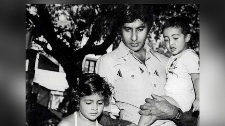 अमिताभ बच्चन, बेटे अभिषेक और बेटी श्वेता के साथ. 