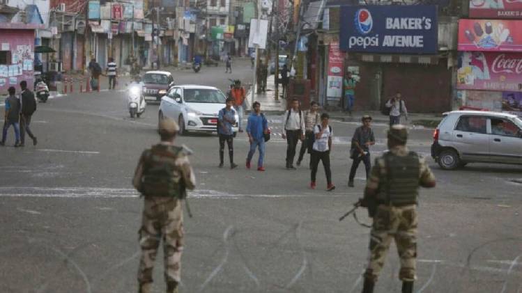 कड़ी सुरक्षा के बीच मनाई जा रही है ईद (फोटो: AP)