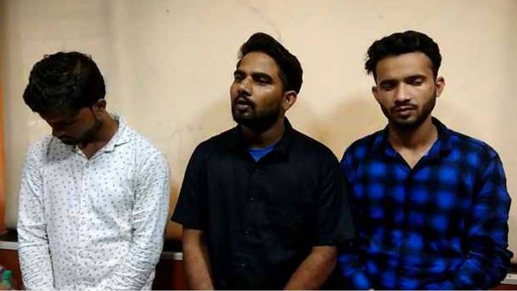 पुलिस की गिरफ्त में आरोपी( फोटो- हिमांशु मिश्रा)