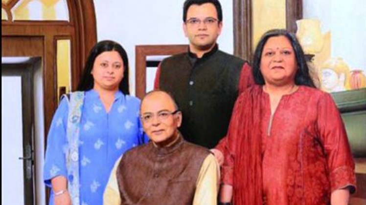 अपने परिवार के सदस्यों के साथ अरुण जेटली (फाइल फोटो) 