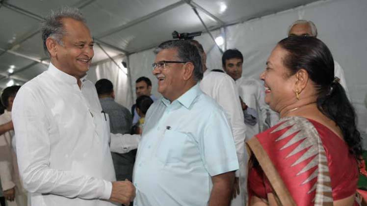 डिनर पार्टी के दौरान नेता प्रतिपक्ष गुलाब चंद कटारिया के साथ सीएम अशोक गहलोत (फेसबुक)