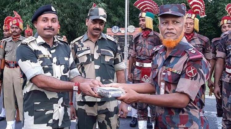 ईद-उल-आजहा पर एक साथ दिखे भारत और बांग्लादेश के जवान (तस्वीर-ANI)