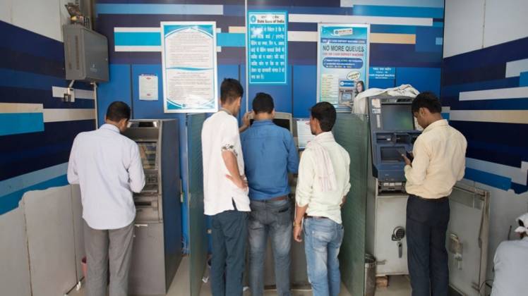 अब बेफ्रिक होकर ATM पर चेक करें बैलेंस (Photo: File)