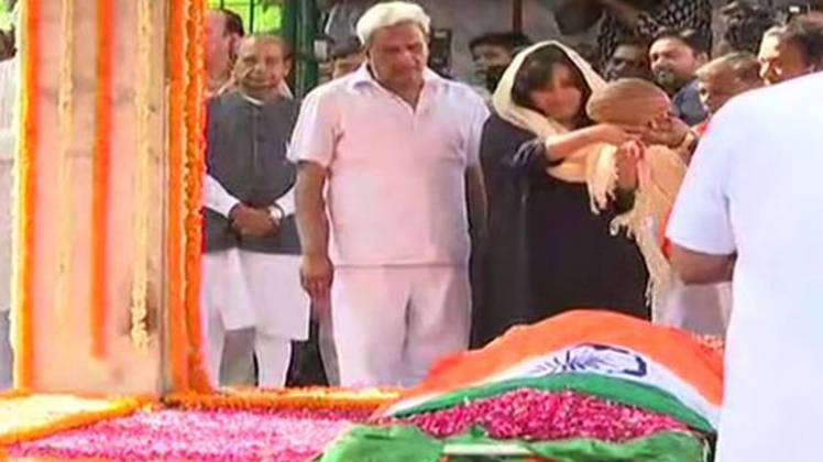 बेटी बांसुरी ने सुषमा स्वराज के अंतिम संस्कार की रस्में पूरी की (फोटो-ANI)