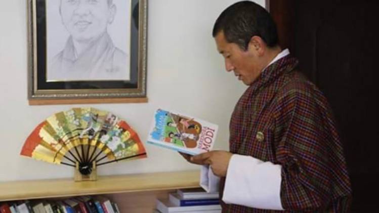 भूटान के पीएम ने की प्रधानमंत्री मोदी के किताब 'एग्‍जाम वारियर्स' की तारीफ