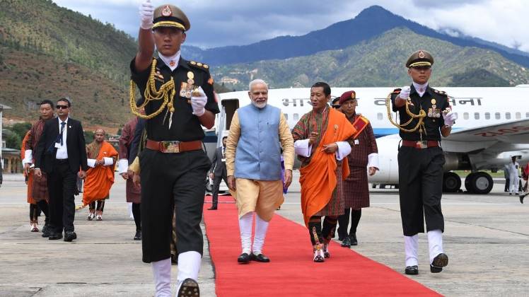 भूटान पहुंचे प्रधानमंत्री नरेंद्र मोदी (तस्वीर-ट्विटर)