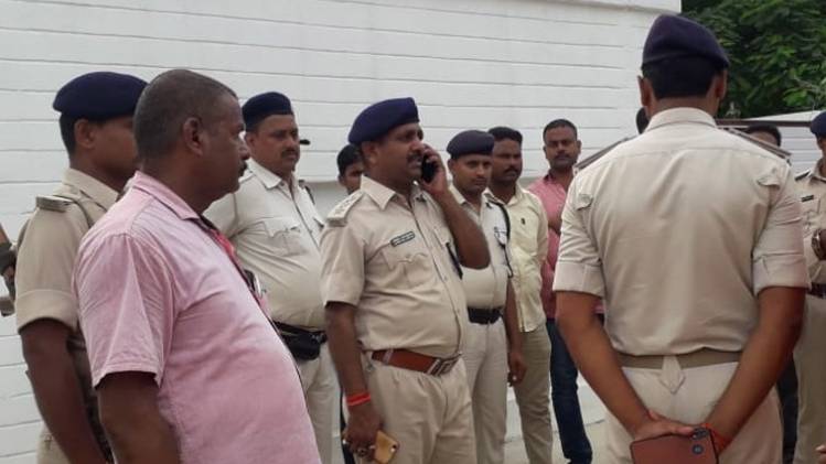  जांच-पड़ताल में जुटी पुलिस (फोटो-रोहित)