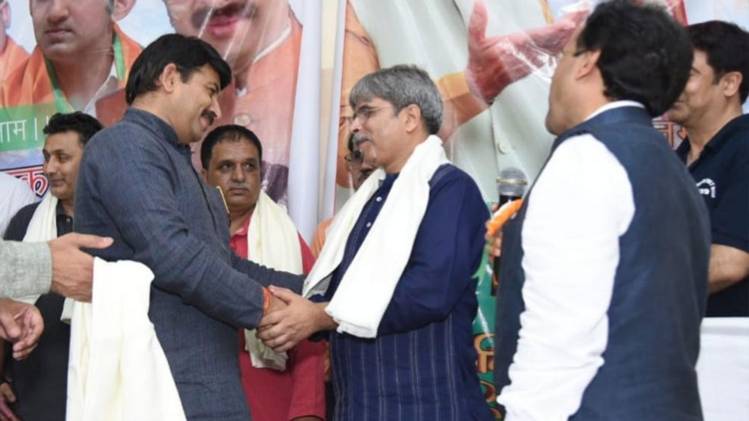 कश्मीरी विस्थापितों को सम्मानित करते दिल्ली बीजेपी के अध्यक्ष मनोज तिवारी