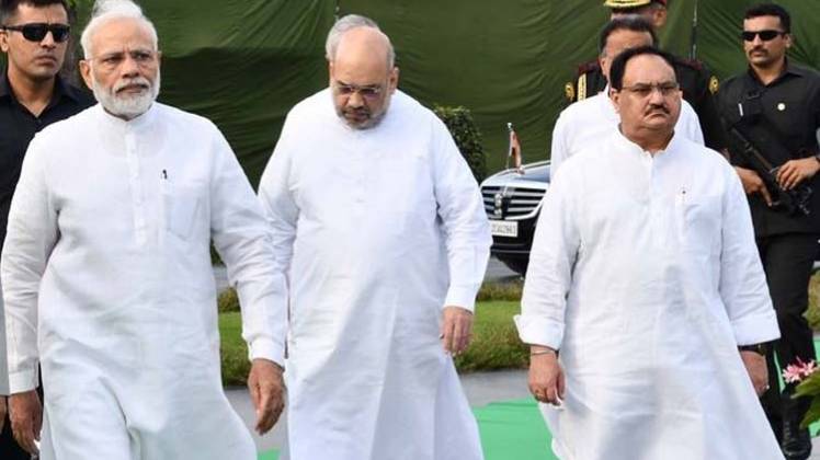 PM मोदी के साथ BJP अध्यक्ष अमित शाह और कार्यकारी अध्यक्ष जे पी नड्डा 