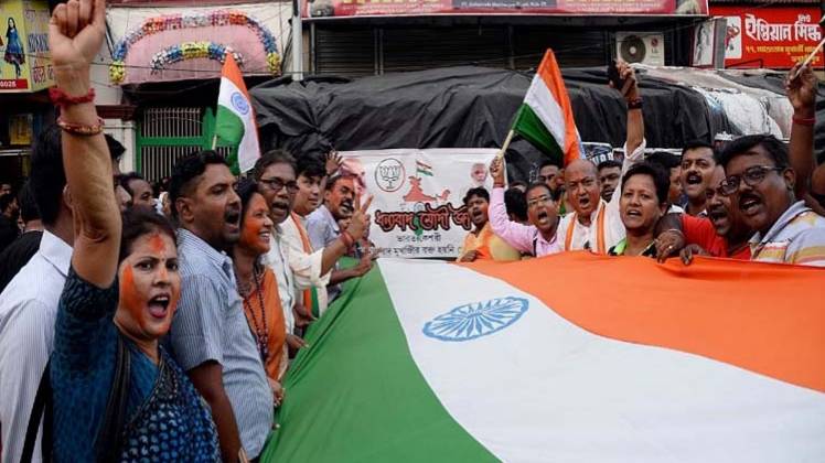 अनुच्छेद 370 पर केंद्र के फैसले के बाद BJP कार्यकर्ताओं का जश्न (फोटो-ANI)