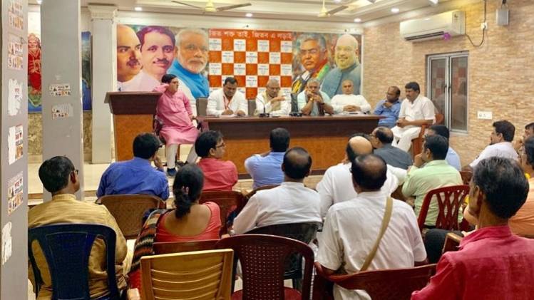 मजदूर संगठनों के प्रमुखों के साथ बैठक करते BJP के राष्ट्रीय सह संगठन मंत्री शिवप्रकाश.