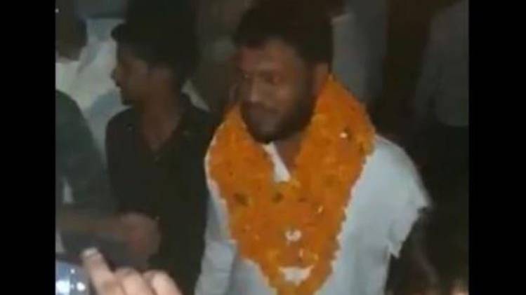 माला पहनाकर बुलंदशहर हिंसा के आरोपियों का स्वागत किया गया (फोटो-वीडियो ग्रैब)