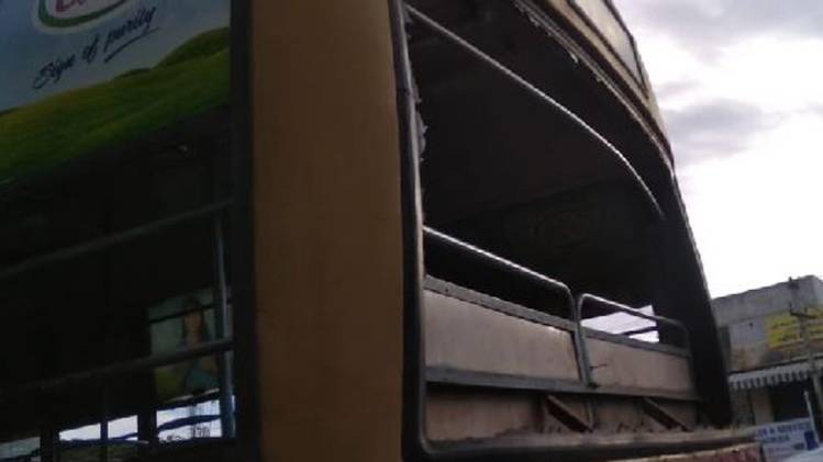 पथराव में क्षतिग्रस्त बस (फोटो-शालिनी मारिया लोबो)