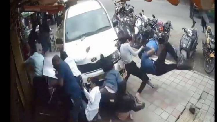 बेकाबू कार ने फुटपाथ पर लोगों को मारी टक्कर ( ANI द्वारा जारी वीडियो से लिया गया स्क्रीनशॉट)