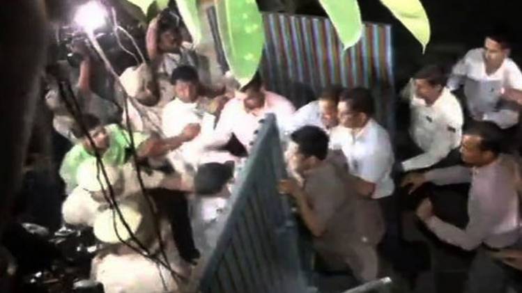 चिदंबरम के घर के बाहर भिड़े बीजेपी और कांग्रेस कार्यकर्ता (क्रेडिट-ANI)