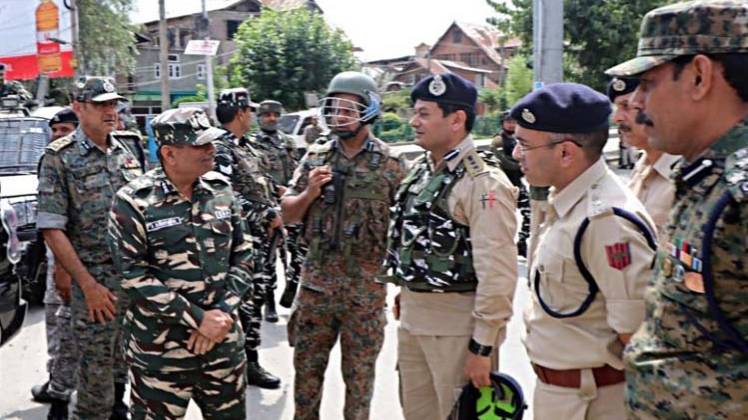 9 अगस्त को श्रीनगर में तैनात CRPF जवानों से मुलाकात करते डीजी राजीव राय भटनागर (फोटो-एएनआई)