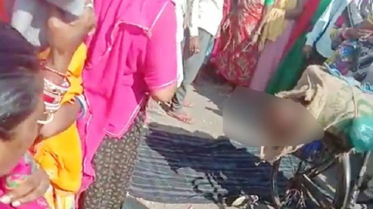 शव को बोरे में भरकर ले जाते एक व्यक्ति को लोगों ने पकड़ा