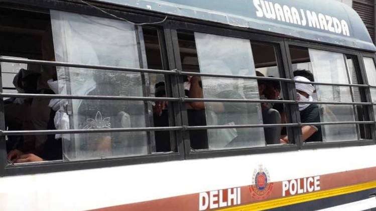 गिरफ्तार बदमाशों को ले जाती पुलिस