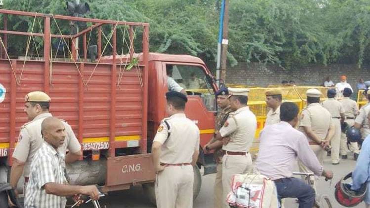 तुगलकाबाद एक्सटेंशन इलाके में पुलिस बल की तैनाती