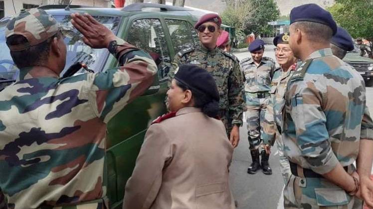 लद्दाख में महेंद्र सिंह धोनी