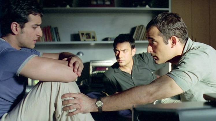 आमिर खान, सैफ अली खान और अक्षय खन्ना की दिल चाहता है तीन दोस्तों की कहानी है. 