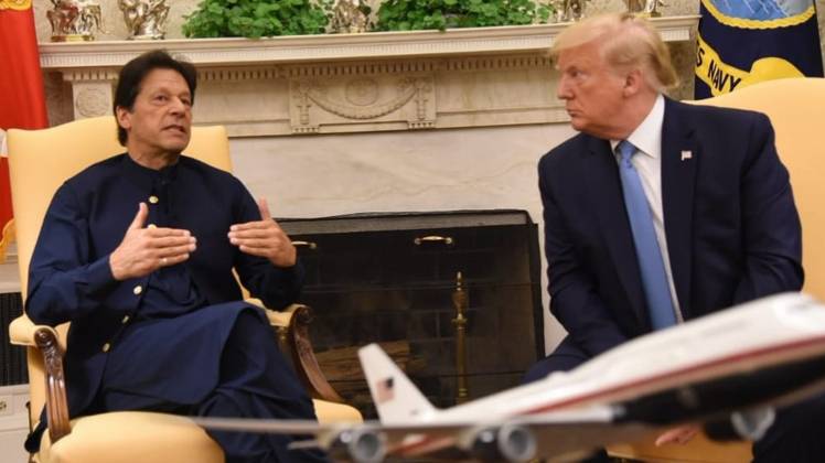 व्हाइट हाउस में डोनाल्ड ट्रंप के साथ इमरान खान (फाइल फोटो- IANS)