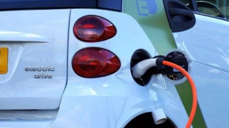 इलेक्ट्रि‍क वाहनों को बढ़ावा देने में हो सकता है लेट 