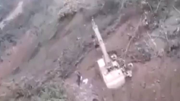 पहाड़ से गिरता मलबा