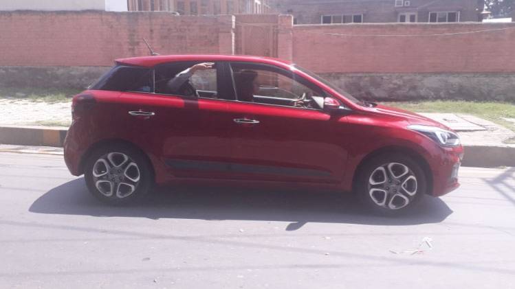 श्रीनगर में कार चलाते हुए दिखीं साफिया