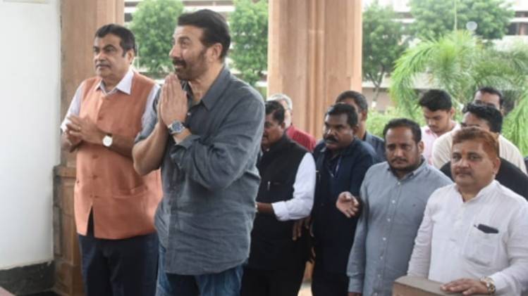सनी देओल और केंद्रीय मंत्री नितिन गडकरी (फोटो: ट्विटर)