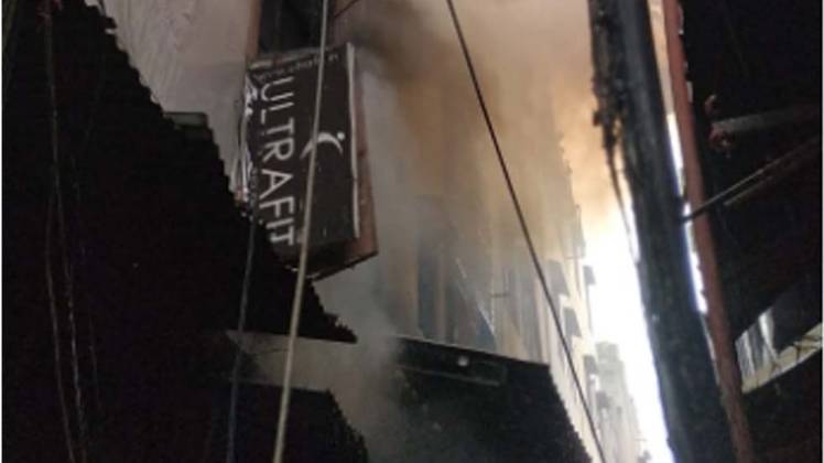 गांधी नगर मार्केट में लगी आग (फोटो- पुनीत शर्मा)