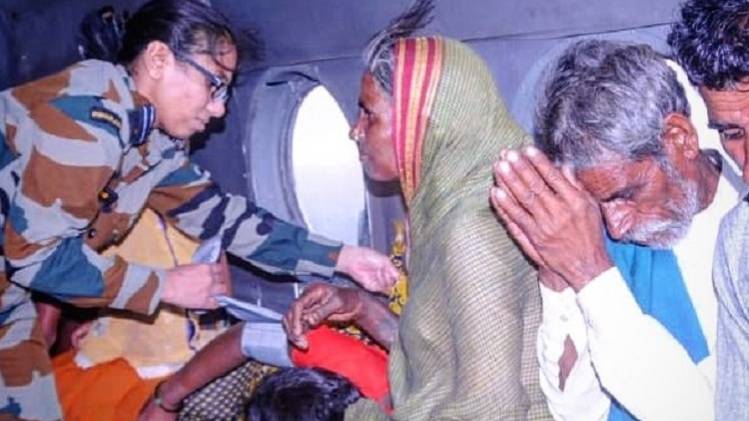 बाढ़ प्रभावितों को बचाते सेना के जवान
