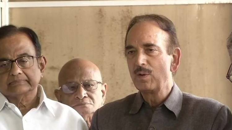 संसद के बाहर मीडिया को संबोधित करते कांग्रेस के वरिष्ठ नेता गुलाम नबी आजाद (तस्वीर-ANI)