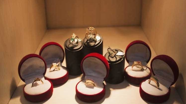 शेयर बाजार में गिरावट से सोने पर निवेशकों की नजर 