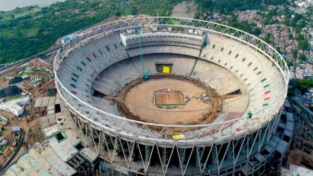 गुजरात में बना दुनिया का सबसे बड़ा क्रिकेट स्टेडियम, जानें खास बातें - world largest stadium gujarat sardar patel cricket stadium atrc - AajTak