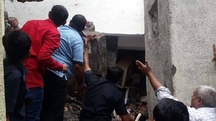 जामनगर में गिरी इमारत (तस्वीर- गोपी घांघर)