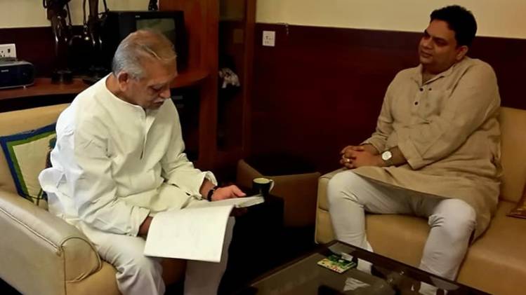 साहित्य के दो दिग्गज, गुलज़ार साहब के साथ लेखक यतींद्र मिश्र 