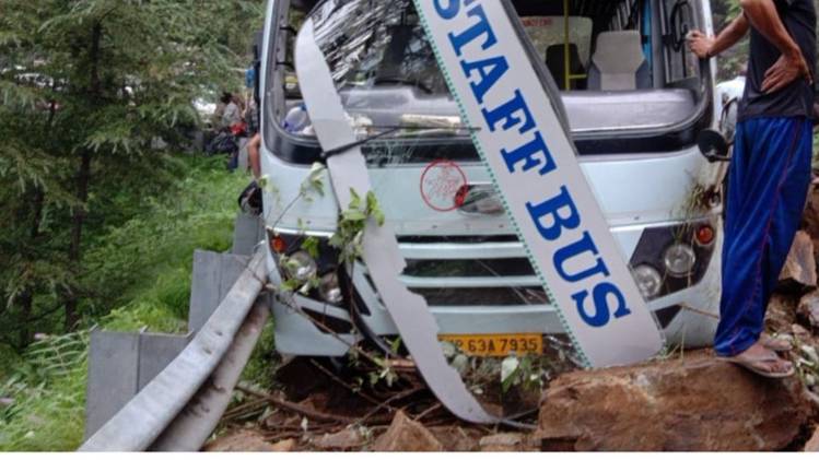 बड़े हादसे का शिकार होने से बची बस (ANI)