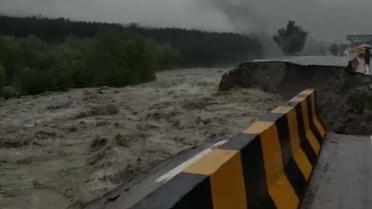 बारिश के बाद क्षतिग्रस्त सड़क (ANI)