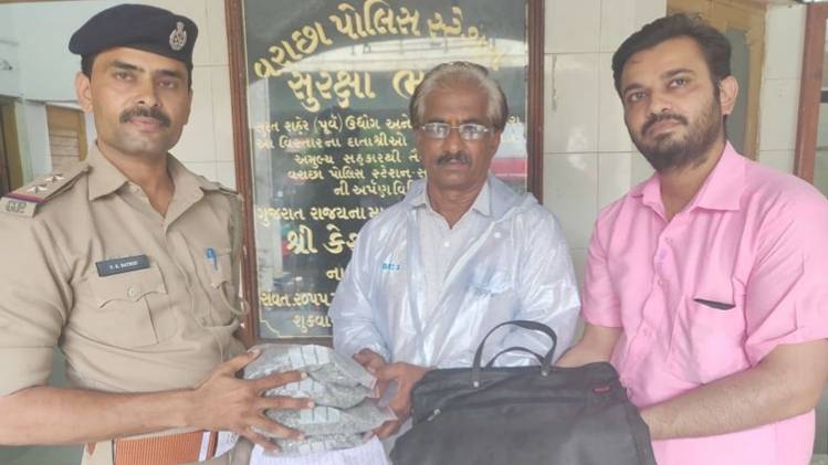 हीरा व्यवासायी को हीरों का पैकेट सौंपते सब इंस्पेक्टर वीके राठौड़ (फोटोः  गोपी घांघर)