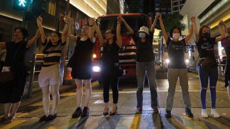 मानव श्रृंखला क्वलून, ताई वाई इलाकों से लेकर लायन रॉक तक गई (Geeta Mohan)