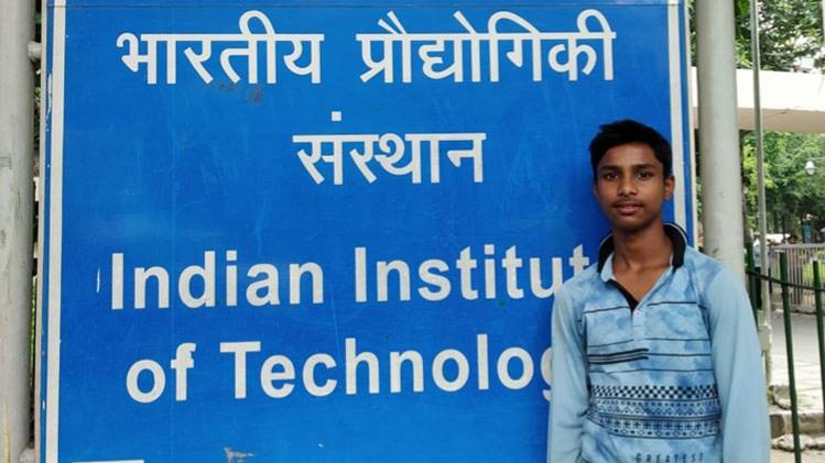 विजय ने अपनी मेहनत के दम पर दिल्ली आईआईटी में प्रवेश लिया है (Source: Manideep Sharma)